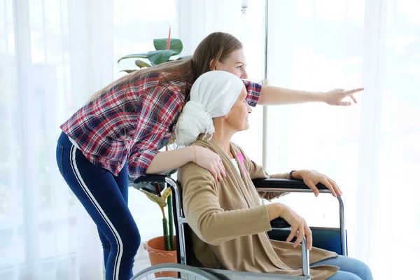 Mère Âgée Caucasienne Foulard Blanc Est Assis Sur Fauteuil Roulant — Photo