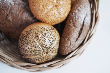 Beyaz arka planda izole edilmiş sepetteki ev yapımı fırın ve altın kabuklu ekmekler.