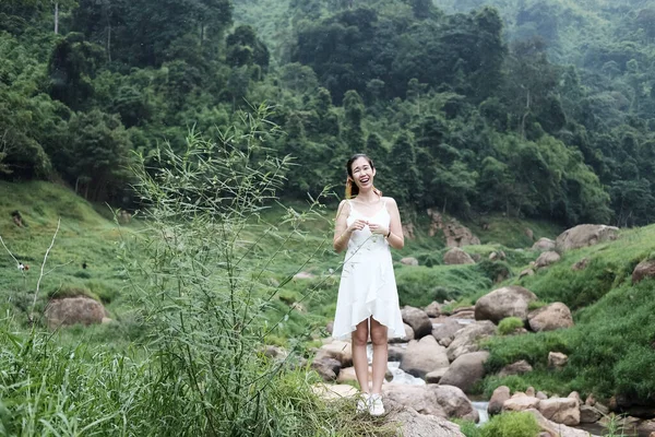 Linda Mulher Asiática Vestido Branco Está Sobre Rocha Fluxo Floresta — Fotografia de Stock