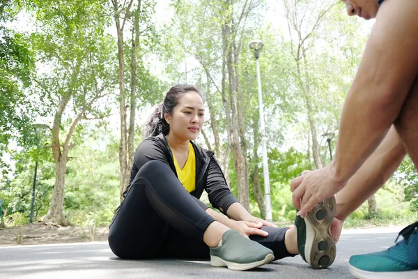 Spor giyim sektöründeki Asyalı genç bir kadın, bacak ve erkek arkadaşına kramp giriyor. Spor yaptıktan ve bahçede koştuktan sonra kas kasılmalarının gevşemesine yardımcı oluyor. Tatilde sağlıklı.