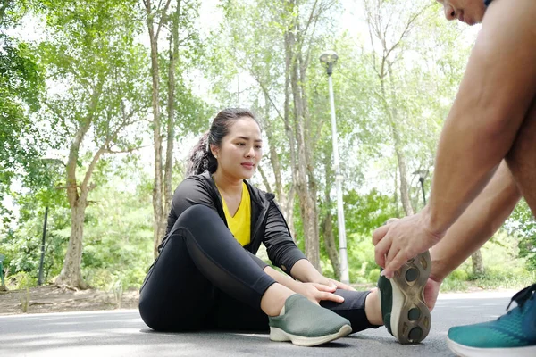 Spor Giyim Sektöründeki Asyalı Genç Bir Kadın Bacak Erkek Arkadaşına Stok Resim