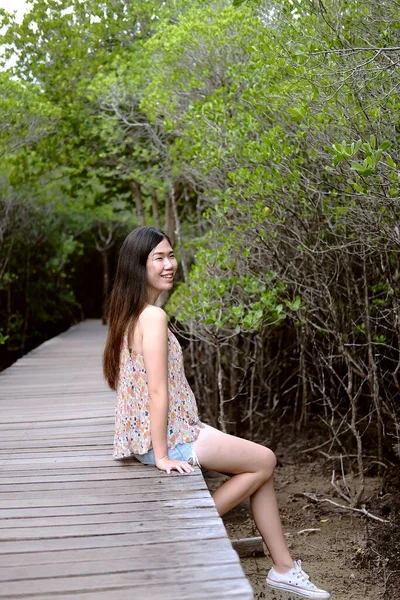 Красуня Асейн Посміхається Сидить Дерев Яному Мосту Тропічному Мангровому Лісі — стокове фото