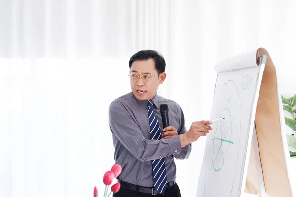 Senior Asian Lecturer Lecturing Draw Graph White Board Business Stock — Φωτογραφία Αρχείου