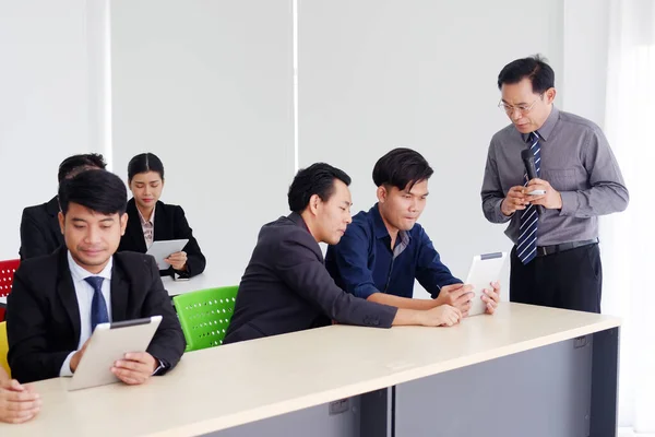 Senior Asian Leader Lehrt Über Business Und Marketing Für Geschäftsleute — Stockfoto