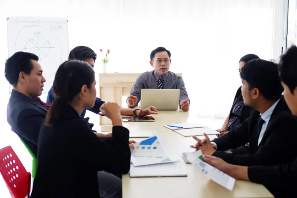 Senior Asiatico Uomo Manager Successo Sta Incontrando Brainstorming Con Personale — Foto Stock