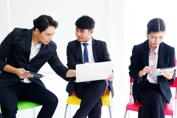 Asiatische Erfolgreiche Geschäftsleute Treffen Sich Besprechungsraum Büro Mit Laptop Und — Stockfoto