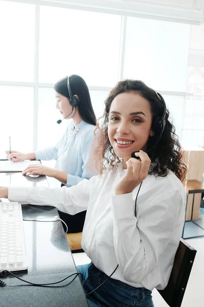 Lächelnde Kaukasische Und Asiatische Frauen Sind Callcenter Oder Sekretärinnen Tragen — Stockfoto