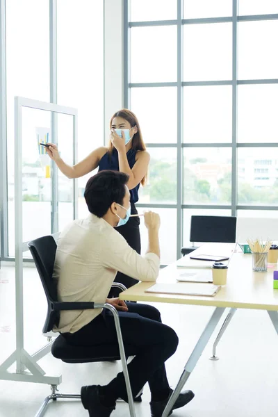 Gli Uomini Affari Asiatici Lavoro Squadra Indossano Una Maschera Prevenire — Foto Stock