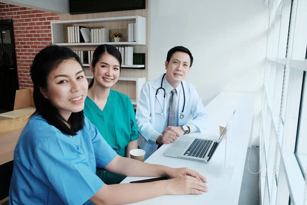 Usmívající Asijský Hlavní Lékař Muž Setkává Brainstorming Chirurg Lékař Ženy — Stock fotografie