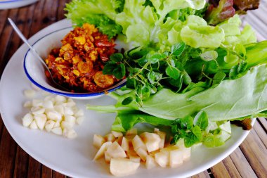 Tayland mutfağı füme karides soslu sebze ve sarımsaklı beyaz tabak.