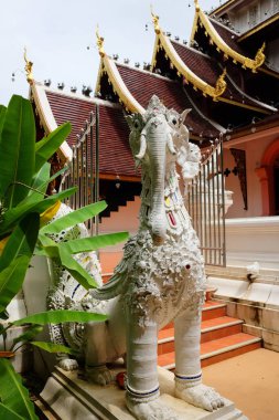 Tayland 'ın Chiangmai bölgesindeki Wat Pa Dara Phirom Phra Chulamani Si Borommathat tapınağında fil heykeli süslemesi. 