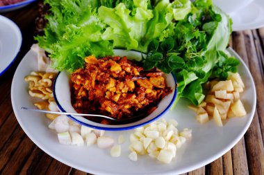 Tayland mutfağı füme karides soslu sebze ve sarımsaklı beyaz tabak.