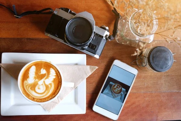 Caméra Vintage Argentée Smartphone Décration Café Latte Art Chaud Fleurs — Photo