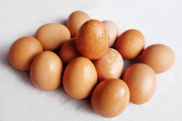 Huevos Pollo Frescos Sobre Fondo Hormigón Blanco Los Beneficios Comer — Foto de Stock