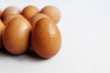 Beton zeminde taze tavuk yumurtası. Yumurta yemenin faydaları yüksek proteindir. Boşluğu Kopyala