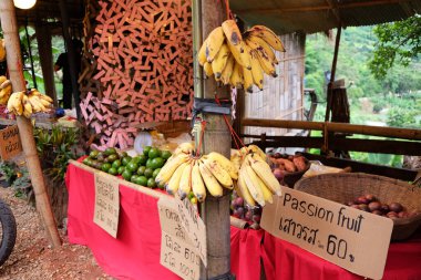 CHIANGMAI, THAILAND - 09 Temmuz 2017: Taze Avokadolar, muz ve tutku meyveleri Tayland 'ın dağlık kesimindeki yerel pazarda satılıyor.