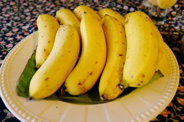 Muz ve yeşil yemek.