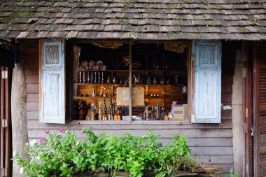 PHAYAO, THAILAND - 28 Temmuz 2017: Tayland kırsalında el yapımı ahşap işi satan eski ahşap dükkanı 