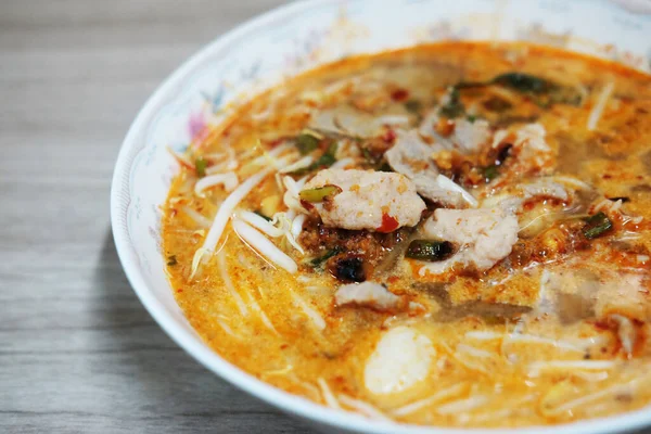 タイ料理スパイシーな Tom Yam レモングラスとポークヌードルスープ 冷たいペーストとライムジュース白いボウルに成分 — ストック写真
