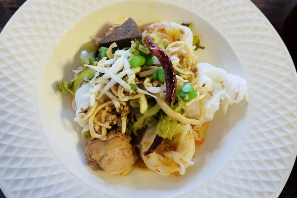 Thaï Épicé Alimentation Curry Vert Avec Poulet Aux Nouilles Riz — Photo