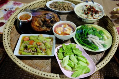 Haşlanmış sebzeler, biber ezmesi, balık soslu kızarmış Snapper ve örgü tepside yumurtalı balkabağı pişirmek Tayland yerel yemekleri için bir gelenektir..