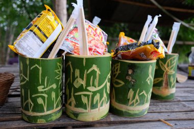 SUKHOTAI, THAILAND - 30 Temmuz 2017: Tayland 'daki ulusal parkta dağ yürüyüşçülerine ve yürüyüş yapan turistlere satılan yeşil bambu tüplü ve camlı hazır şehriye ve kahve