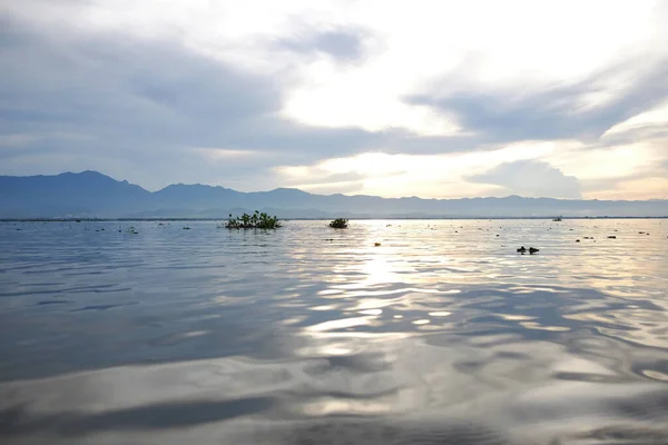 Bestemming Prachtige Schemering Van Zonsondergang Reflecterend Licht Het Wateroppervlak Rivier — Stockfoto