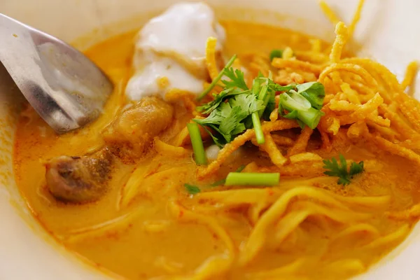 Nouilles Curry Thaïlandais Nord Avec Poulet Dans Bol Blanc Est — Photo