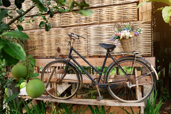 Bicicleta Vintage Con Cesta Flores Decorativa Decoración Del Asiento Jardín — Foto de Stock