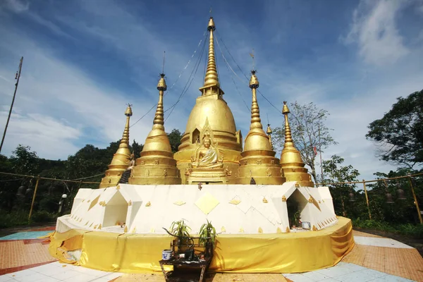 Pagoda Dorada Templo Mina Pilok Ubicado Montaña Frontera Entre Tailandia — Foto de Stock