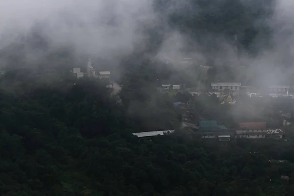 Destino Paraíso Névoa Neblina Aldeia Coberta Selva Montanha Vale Vista — Fotografia de Stock