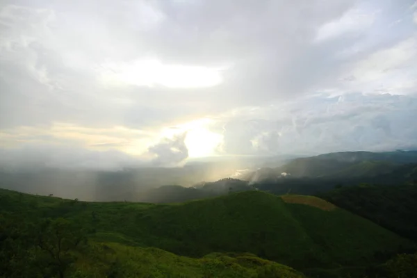 渓谷の山のジャングルの中で霧と霧に輝く黄金の日の出と日没の目的地と楽園 タイ王国における熱帯雨林の雨季の空中ビュー — ストック写真