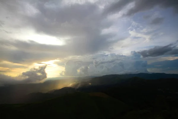 Destino Paraíso Amanecer Atardecer Dorados Brillando Niebla Niebla Selva Montaña —  Fotos de Stock