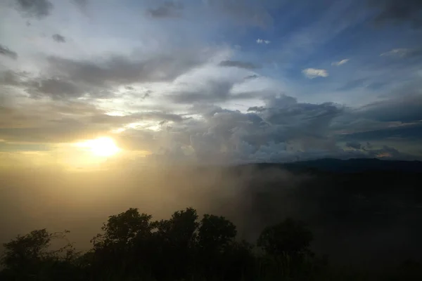 渓谷の山のジャングルの中で霧と霧に輝く黄金の日の出と日没の目的地の夕暮れと楽園 タイ王国における熱帯雨林の雨季の空中ビュー — ストック写真