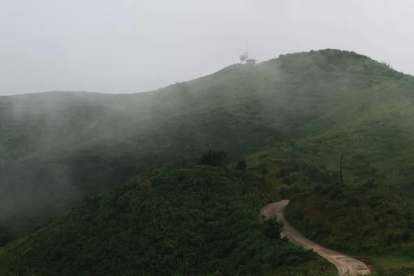 渓谷の山の上のジャングルの中の霧と霧の目的地と楽園 タイ王国における熱帯雨林の雨季の空中ビュー — ストック写真