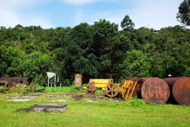 KANCHANABURI, THAILAND -10 Eylül 2017: Eski model araba, kirli kamyon, traktör ve motorlu araç ve hurdalıkta kırsal motosiklet. Thauland 'daki köy parkında arızalı ekipman..