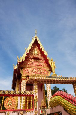 Tayland 'ın Kanchanaburi Eyaleti' ndeki Tayland-Myanmar sınırındaki tapınakta Budist pavyon heykeli.