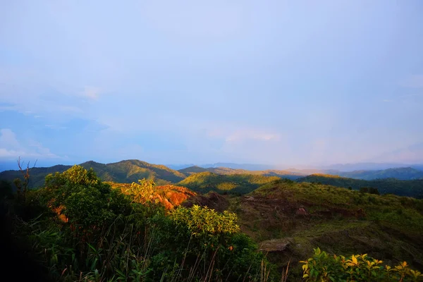 渓谷の山のジャングルの中で霧と霧に輝く黄金の日の出と日没の目的地と楽園 タイの熱帯雨林における雨季と青空の航空ビュー — ストック写真