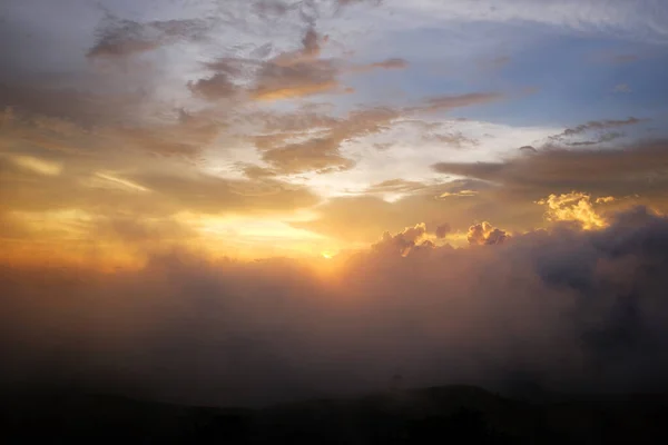Bestemming Paradijs Van Gouden Zonsopgang Zonsondergang Stralend Aan Mist Mist — Stockfoto
