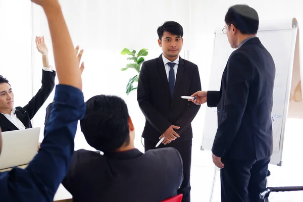 Professor Sênior Asiático Está Conversando Com Jovem Empresário Para Parabenizar — Fotografia de Stock