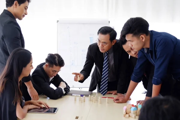 Gerente Sênior Asiático Está Reunindo Brainstorming Com Equipe Trabalho Equipe — Fotografia de Stock