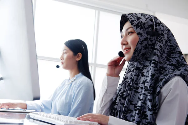 Lächelnde Asiatische Musliminnen Sind Callcenter Oder Sekretärinnen Die Ein Headset — Stockfoto