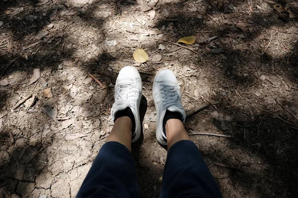 Widok Góry Selfie Stóp Kobiety Biały Sneaker Stoją Ziemi Ziemi — Zdjęcie stockowe