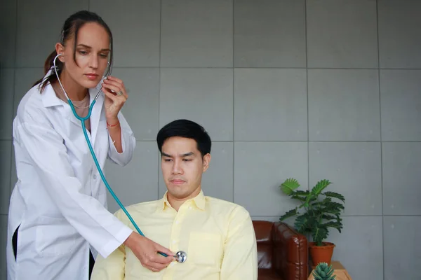 Professionelle Kaukasische Psychiaterin Überprüft Herzwelle Von Stethscope Mit Jungen Asiatischen — Stockfoto