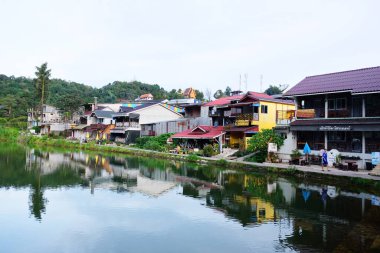 KANCHANABURI, THAILAND - 10 Eylül 2017: E-Tong, Pilok, Tayland 'ın dağlarında nehir ve gölü olan eski ve eski ve güzel bir köy manzarası.