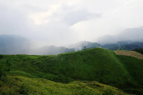渓谷の山のジャングルの中で霧と霧に輝く黄金の日の出と日没の目的地と楽園 タイの熱帯雨林の丘の部族の村の空中ビュー — ストック写真