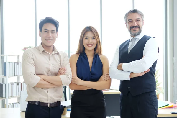 Lächelnde Junge Asiatische Und Ältere Kaukasische Chef Ist Geschäftsleute Teamarbeit — Stockfoto