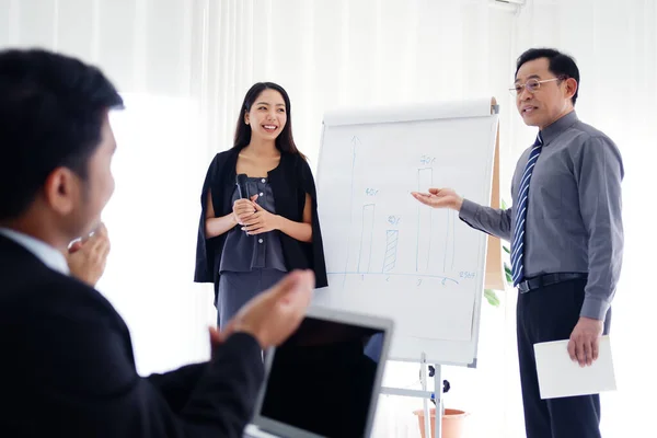 Donna Asiatica Docente Sta Tenendo Conferenze Argomenti Business Borsa Gli — Foto Stock