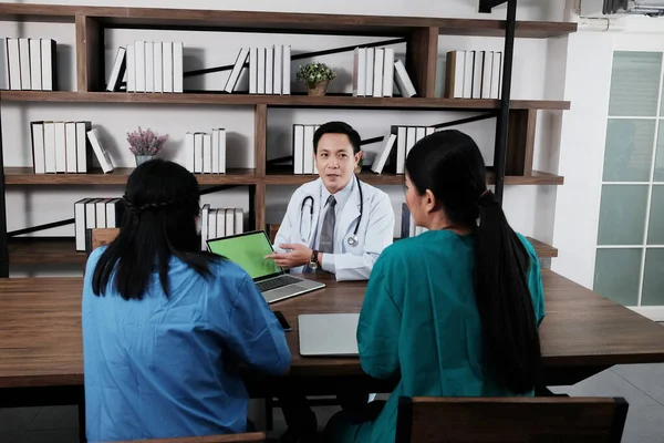 Asijský Hlavní Lékař Muž Setkání Lékařem Ženy Nosí Modré Zelené — Stock fotografie