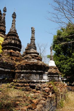 Tayland 'ın Chiangmai bölgesindeki Chiang Doa tapınağında mavi gökyüzünde Budizmin eski pagoda sembolleri.